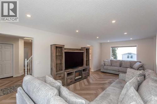 10 Pickwick Lane, Lacombe, AB - Indoor Photo Showing Living Room