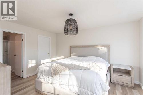 10 Pickwick Lane, Lacombe, AB - Indoor Photo Showing Bedroom