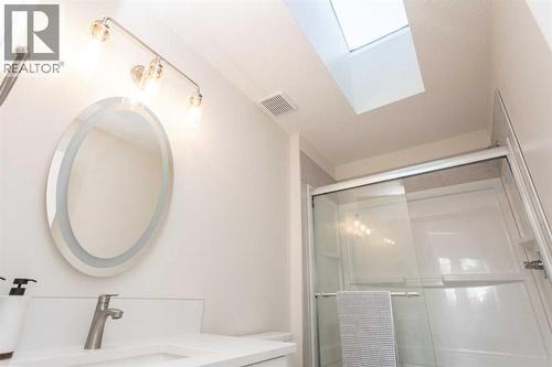 10 Pickwick Lane, Lacombe, AB - Indoor Photo Showing Bathroom