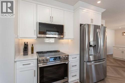 10 Pickwick Lane, Lacombe, AB - Indoor Photo Showing Kitchen With Upgraded Kitchen