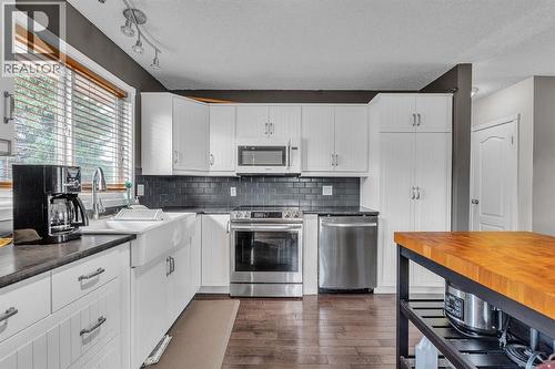 9883 Athens Road Se, Calgary, AB - Indoor Photo Showing Kitchen