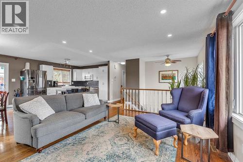 9883 Athens Road Se, Calgary, AB - Indoor Photo Showing Living Room