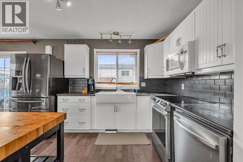 9883 Athens Road Se, Calgary, AB - Indoor Photo Showing Kitchen With Upgraded Kitchen