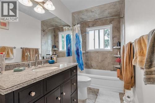 9883 Athens Road Se, Calgary, AB - Indoor Photo Showing Bathroom