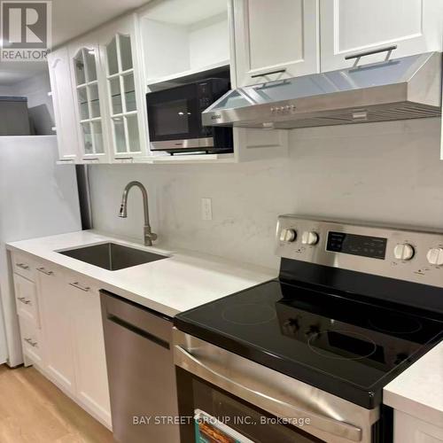 2513 Benedet Drive, Mississauga, ON - Indoor Photo Showing Kitchen With Upgraded Kitchen