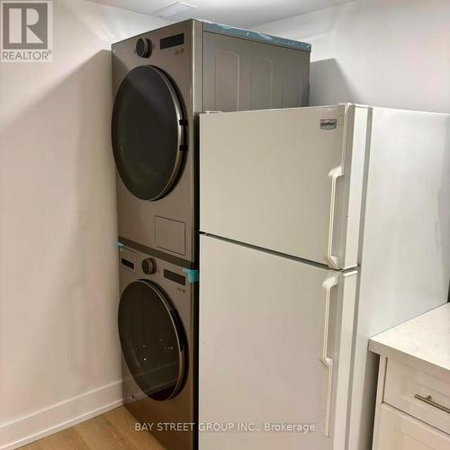 2513 Benedet Drive, Mississauga, ON - Indoor Photo Showing Laundry Room