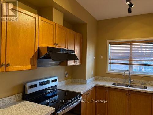 5 Maple Park Way, Markham, ON - Indoor Photo Showing Kitchen With Double Sink