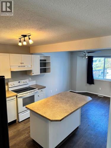 61 Lakeview Close, Blackfalds, AB - Indoor Photo Showing Kitchen