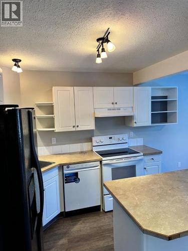 61 Lakeview Close, Blackfalds, AB - Indoor Photo Showing Kitchen