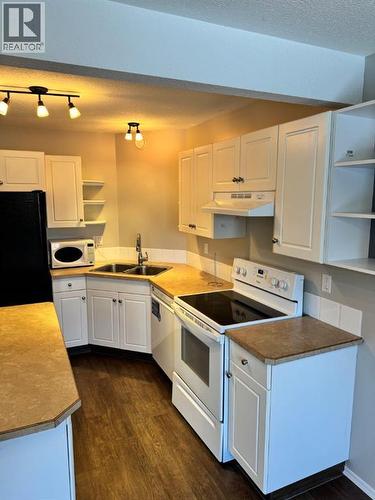 61 Lakeview Close, Blackfalds, AB - Indoor Photo Showing Kitchen With Double Sink