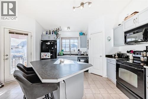 205, 27 Everridge Square Sw, Calgary, AB - Indoor Photo Showing Kitchen