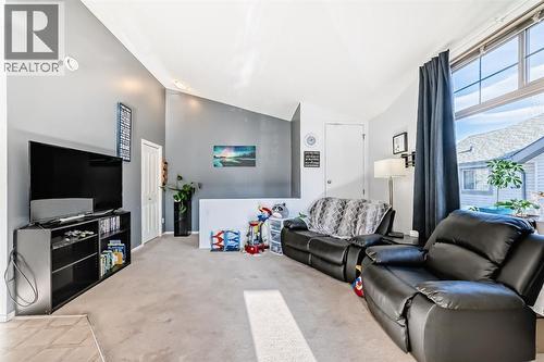 205, 27 Everridge Square Sw, Calgary, AB - Indoor Photo Showing Living Room
