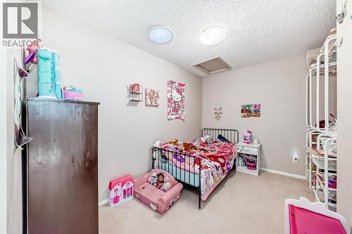 205, 27 Everridge Square Sw, Calgary, AB - Indoor Photo Showing Bedroom