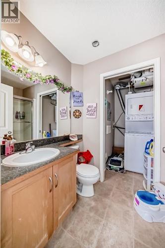 205, 27 Everridge Square Sw, Calgary, AB - Indoor Photo Showing Bathroom