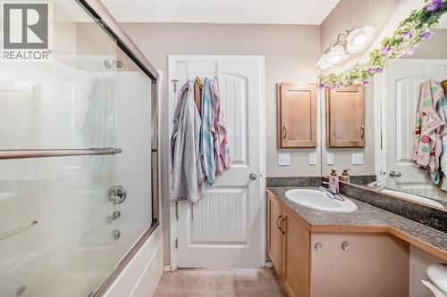 205, 27 Everridge Square Sw, Calgary, AB - Indoor Photo Showing Bathroom