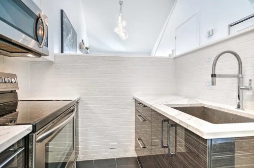 Cuisine - 2446 Rue Charles-Darwin, Montréal (Saint-Laurent), QC - Indoor Photo Showing Kitchen With Upgraded Kitchen