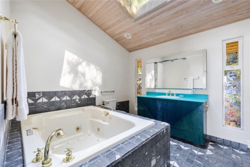 212 Sunset Dr, Salt Spring, BC 