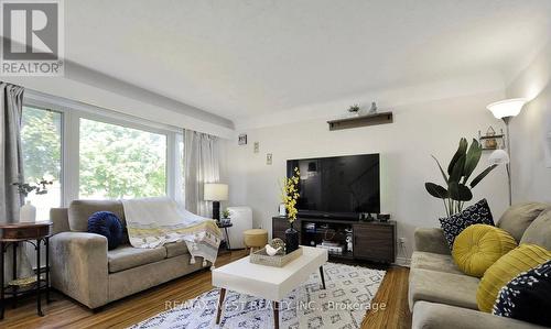 442 Highland Road E, Kitchener, ON - Indoor Photo Showing Living Room