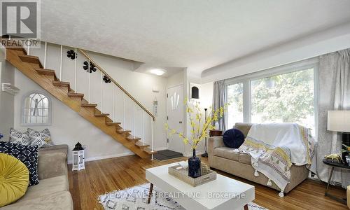 442 Highland Road E, Kitchener, ON - Indoor Photo Showing Living Room