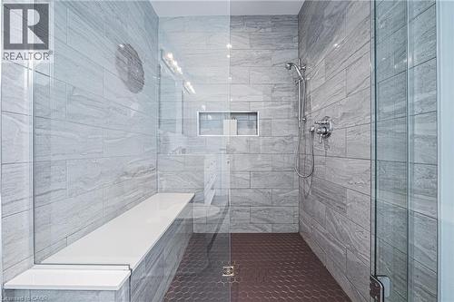 Bathroom featuring walk in shower - 25 Orchard Hill, Hamilton, ON - Indoor Photo Showing Bathroom