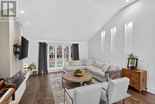 1188 Fair Birch Drive, Mississauga, ON - Indoor Photo Showing Living Room