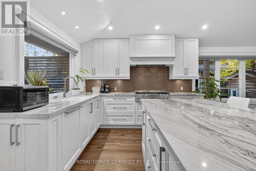 1188 Fair Birch Drive, Mississauga, ON - Indoor Photo Showing Kitchen With Upgraded Kitchen
