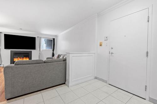 Hall d'entrée/Vestibule - 1-2408 Rue Des Grisons, Laval (Vimont), QC - Indoor With Fireplace