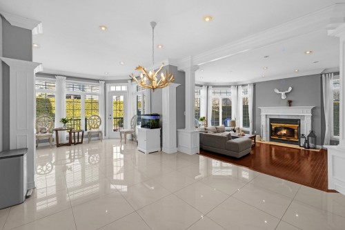 Dinette - 451 Boul. De Fontainebleau, Blainville, QC - Indoor With Fireplace