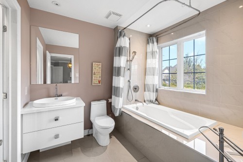 Ensuite bathroom - 451 Boul. De Fontainebleau, Blainville, QC - Indoor Photo Showing Bathroom