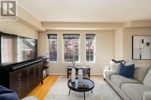 1584 Woodhenge Way, Mississauga, ON - Indoor Photo Showing Living Room