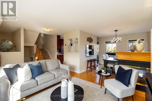 1584 Woodhenge Way, Mississauga, ON - Indoor Photo Showing Living Room
