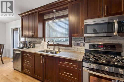 418 Tennant Way, Saskatoon, SK - Indoor Photo Showing Kitchen With Double Sink With Upgraded Kitchen