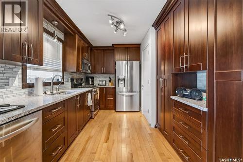 418 Tennant Way, Saskatoon, SK - Indoor Photo Showing Kitchen