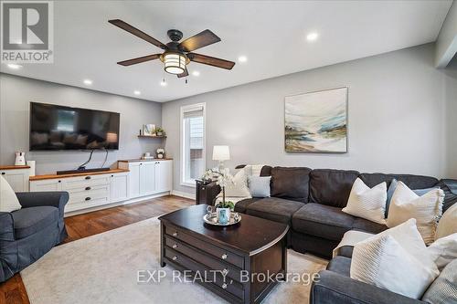 1923 Steepbank Crescent, Mississauga, ON - Indoor Photo Showing Living Room