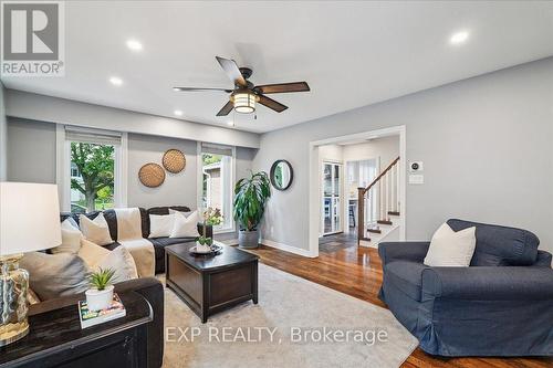 1923 Steepbank Crescent, Mississauga, ON - Indoor Photo Showing Living Room