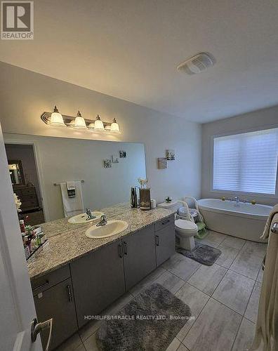 296 Okanagan Path, Oshawa, ON - Indoor Photo Showing Bathroom
