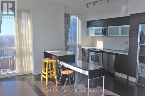 4010 - 386 Yonge Street, Toronto, ON - Indoor Photo Showing Kitchen With Upgraded Kitchen