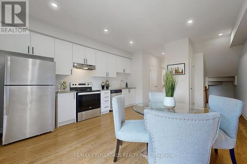 384 Okanagan Path, Oshawa, ON - Indoor Photo Showing Kitchen With Upgraded Kitchen