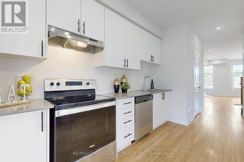 384 Okanagan Path, Oshawa, ON - Indoor Photo Showing Kitchen With Upgraded Kitchen