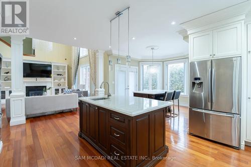 2489 Olinda Court, Mississauga, ON - Indoor Photo Showing Kitchen With Upgraded Kitchen