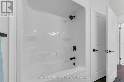 732 Clarence Street, Port Colborne (Sugarloaf), ON - Indoor Photo Showing Bathroom