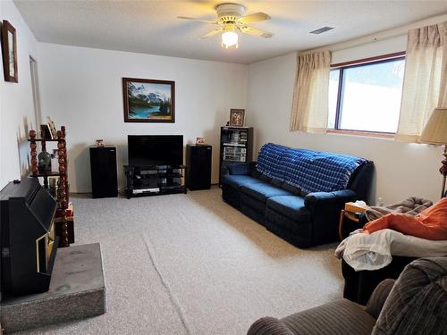 810 6Th Avenue, Kimberley, BC - Indoor Photo Showing Living Room