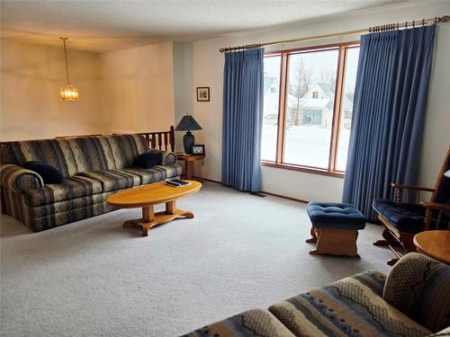 810 6Th Avenue, Kimberley, BC - Indoor Photo Showing Living Room