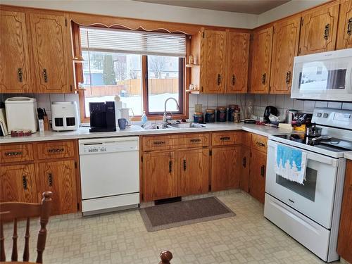 810 6Th Avenue, Kimberley, BC - Indoor Photo Showing Kitchen With Double Sink