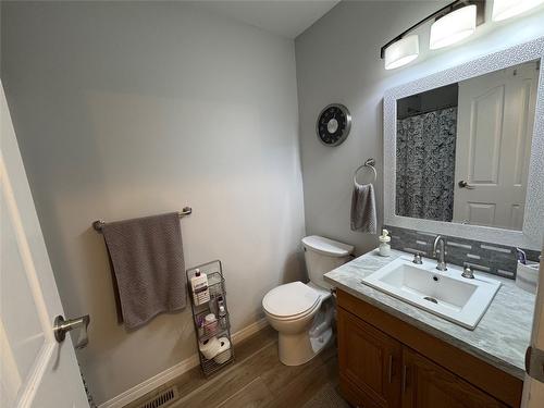 D-338 9Th Avenue, Creston, BC - Indoor Photo Showing Bathroom