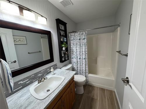 D-338 9Th Avenue, Creston, BC - Indoor Photo Showing Bathroom