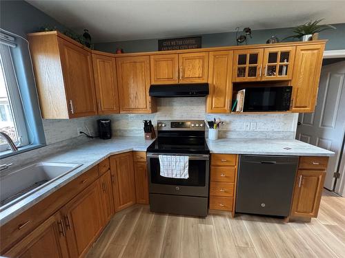 D-338 9Th Avenue, Creston, BC - Indoor Photo Showing Kitchen