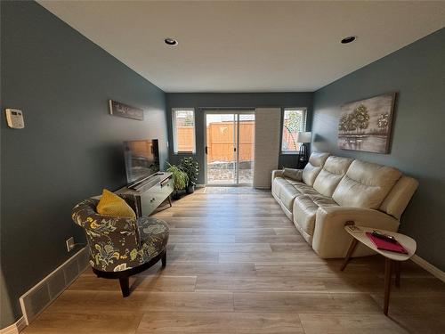 D-338 9Th Avenue, Creston, BC - Indoor Photo Showing Living Room