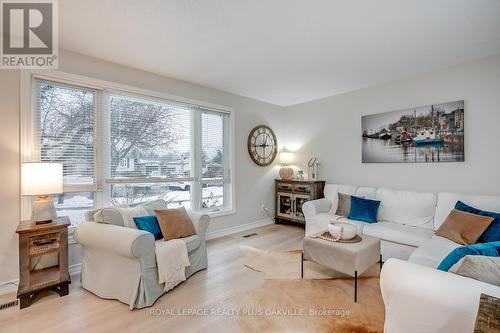 1343 Janina Boulevard, Burlington, ON - Indoor Photo Showing Living Room