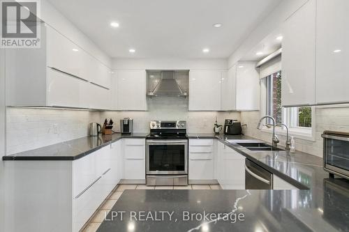 1823 The Chase, Mississauga, ON - Indoor Photo Showing Kitchen With Stainless Steel Kitchen With Double Sink With Upgraded Kitchen